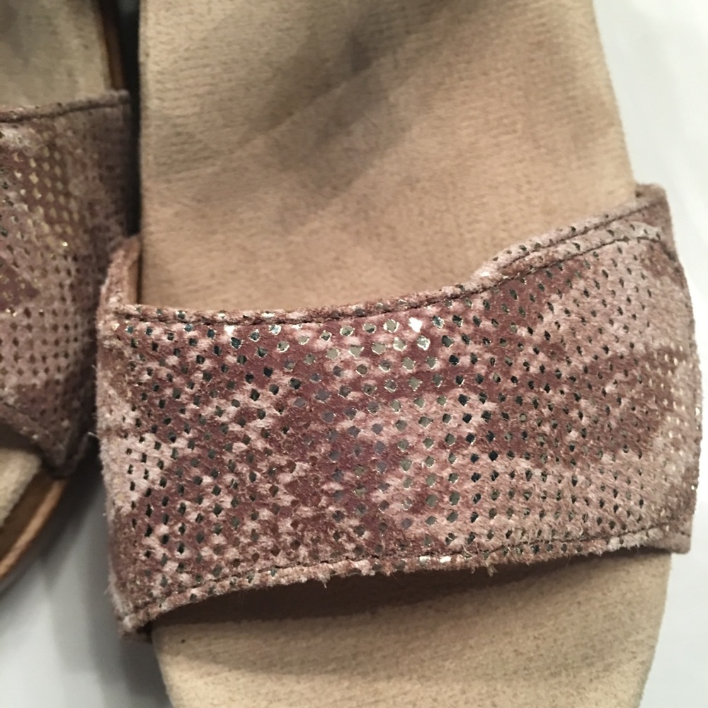 Dansko Sonnet Shimmer Wedge Sandals. 41
